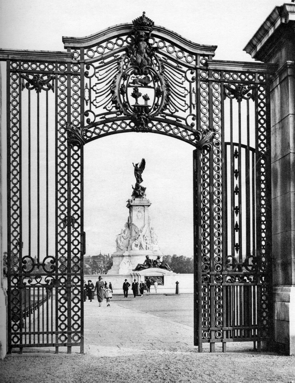 Kované železné brány, Buckinghamský palác, Londýn, 1926-1927. od McLeish