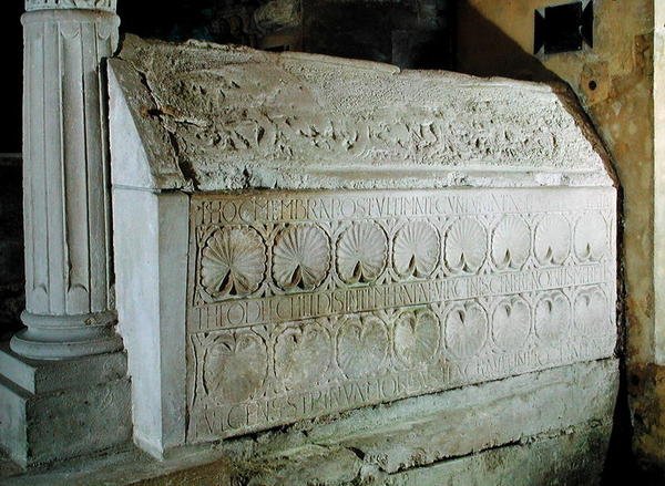 Kenotaf abatyše Theodechildy v pohřební kryptě od Merovingian