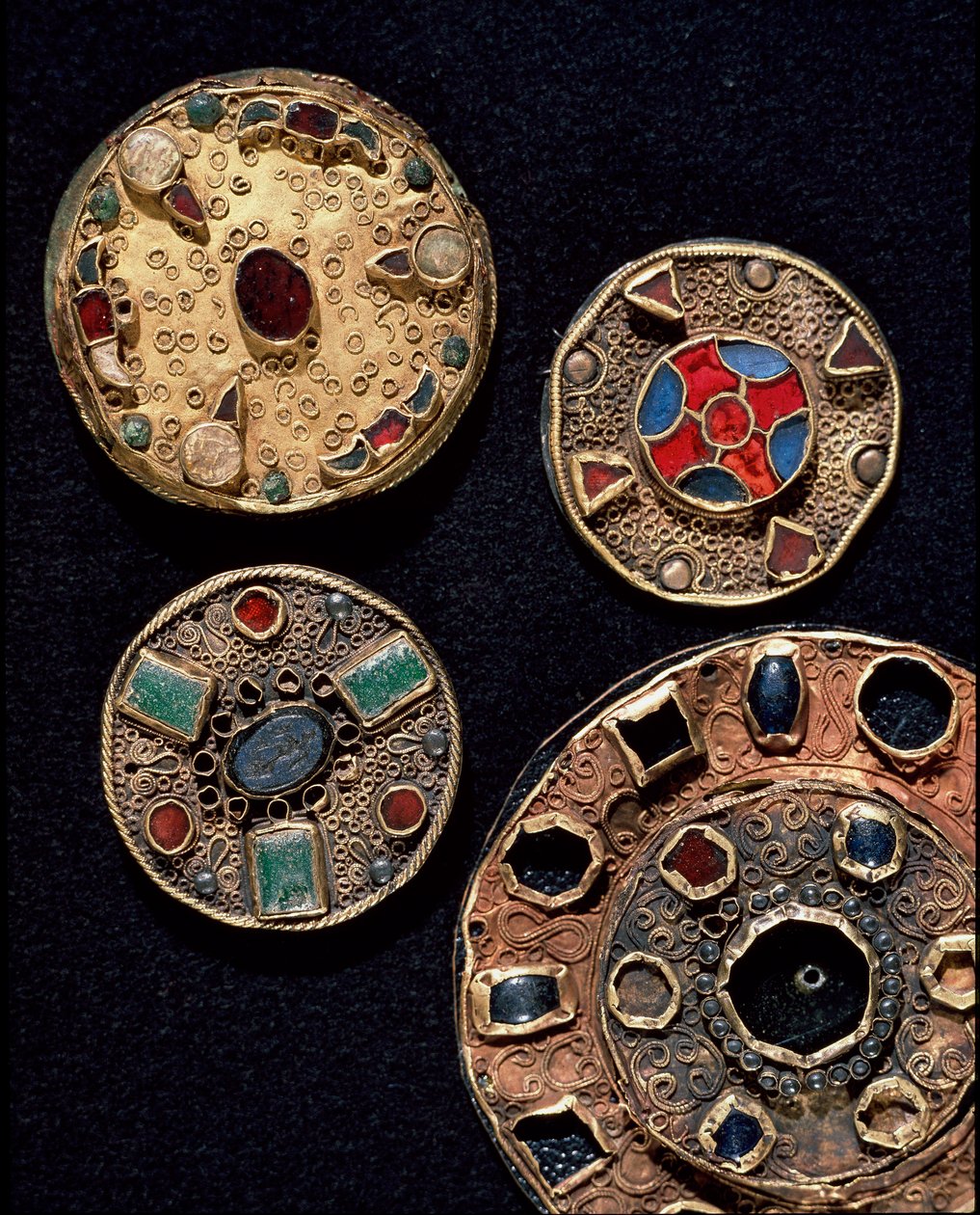 Archeologie středověku (středověk). Barbarské umění Galie: fibule (z latinského fibula znamená příloha) ve zlatém stříbrném provedení ve filigránovém, polychromovaném stylu. Francie, merovejské období, 6.-7. století. Štrasburk, Musee d
