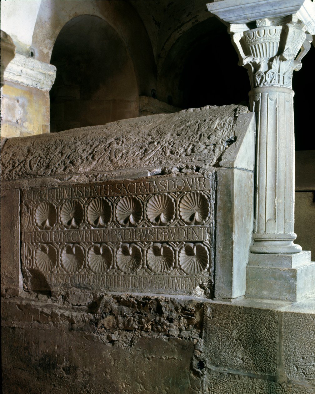 Merovejské umění: kenotaf abatyše Theodechildy (nebo Telchide) (zemřel 662 n. l.). Kamenný pohřební pomník. Opatství Jouarre (Seine a Marne) od Merovingian