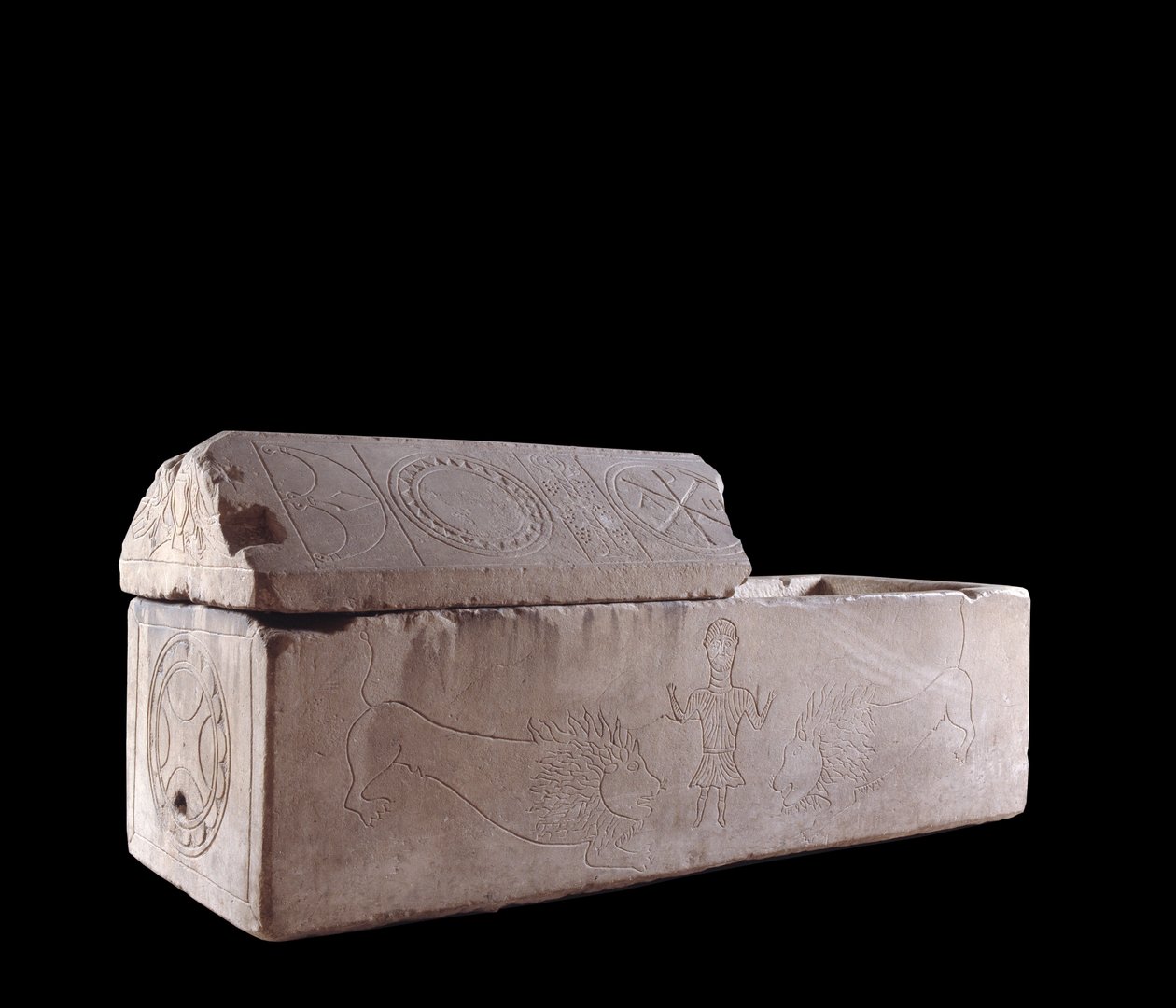 Merovejské umění: sarkofág Charentonu na Cher zdobí výjevy umučení Daniela v jámě lvů. 7. století. Bourges, Berry Museum od Merovingian