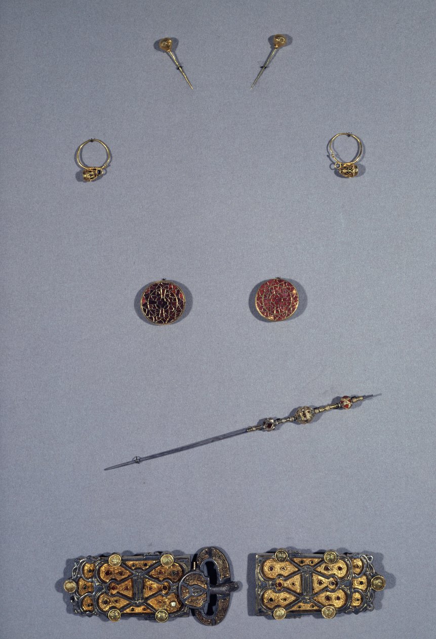 Umění Merovejců (Galie): Soubor královny franků Arnegonde nebo Aregonde (v.515-600), cca 570. Manželka Clotaire I (511-561). Shora dolů: pár špendlíků ve filigránové stříbrné a zlaté barvě, pár náušnic ve stříbrné barvě cloisonne, filigránová měď, granát, od Merovingian Merovingian