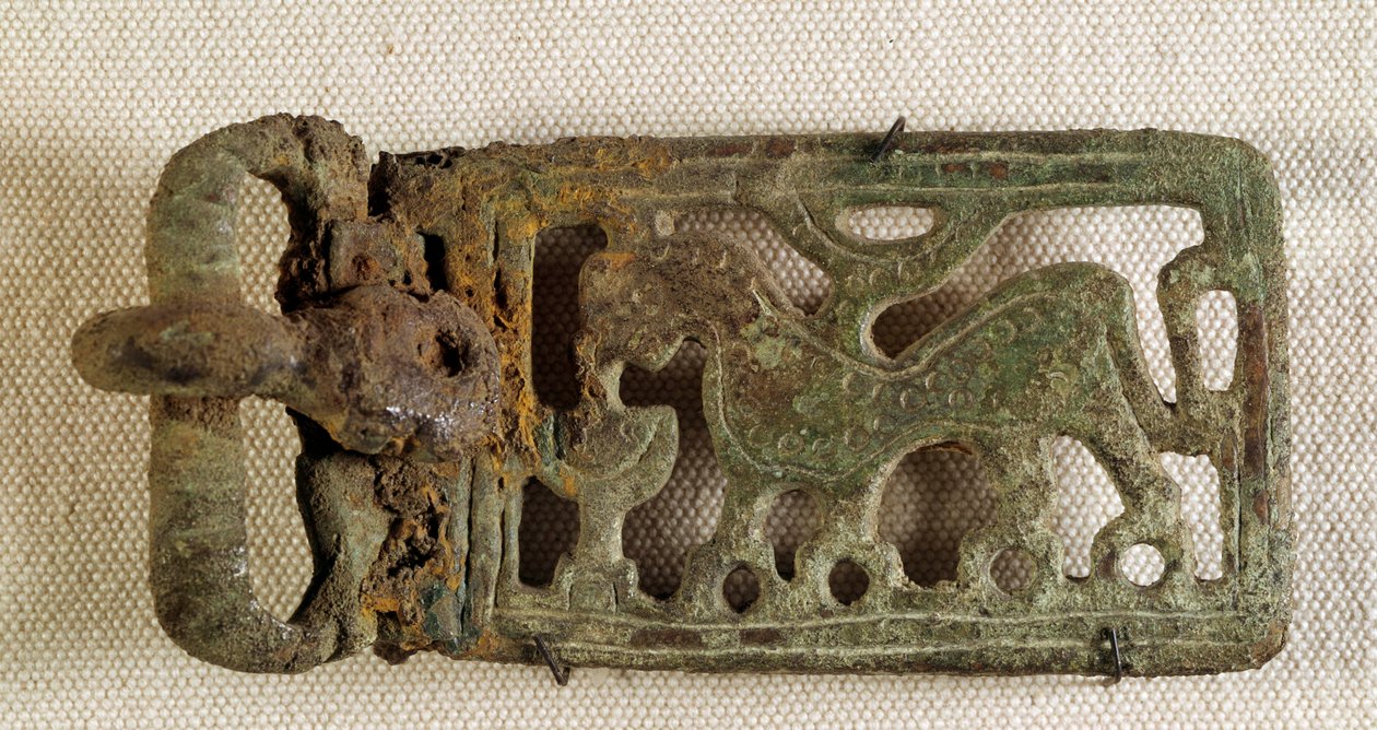 Merovejské umění: spona na opasku představující fantastické zvíře. Galie 6. století. Národní muzeum archeologie Saint Germain en Laye od Merovingian Merovingian