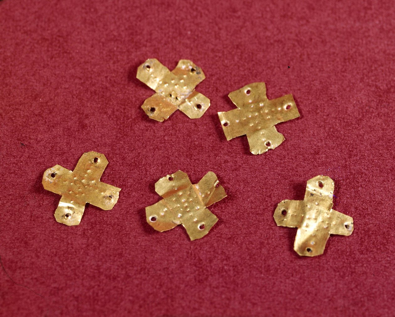 Merovejské umění: malé křížky ve zlatě. 6. století. Muzeum národní archeologie Saint Germain en Laye od Merovingian Merovingian