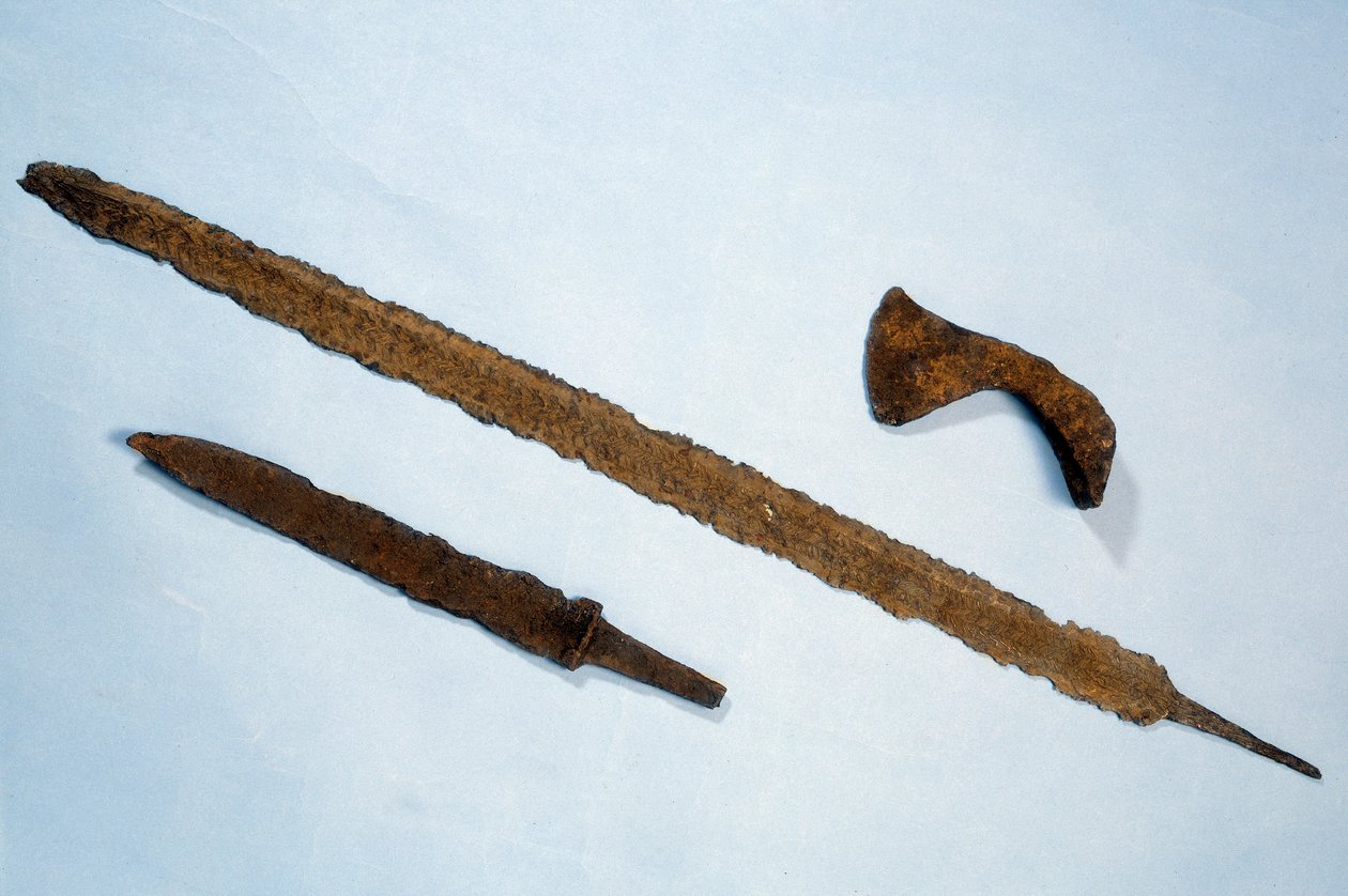 Merovejské umění: houpačky a františkánská (sekera) ze železa z Normandie. 475-525 našeho letopočtu. Saint Germain en Laye, Muzeum národní archeologie od Merovingian Merovingian