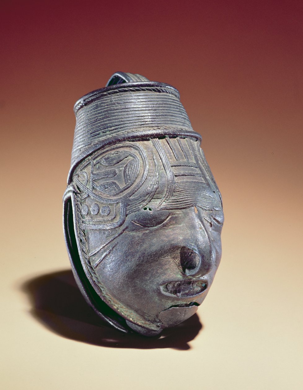 Zvon ze západního pobřeží Mexika, pozdní postklasické období, cca 1200-1550 našeho letopočtu (měď) od Mesoamerican