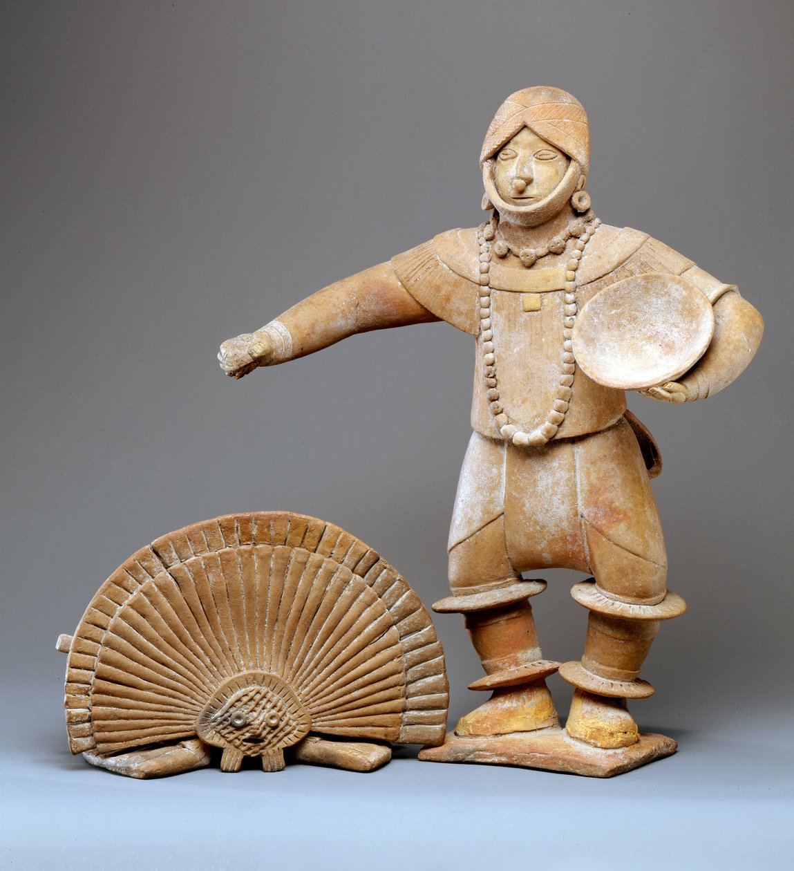 Tanečnice s čelenkou (kameninové zboží) (viz také 422923) od Mesoamerican