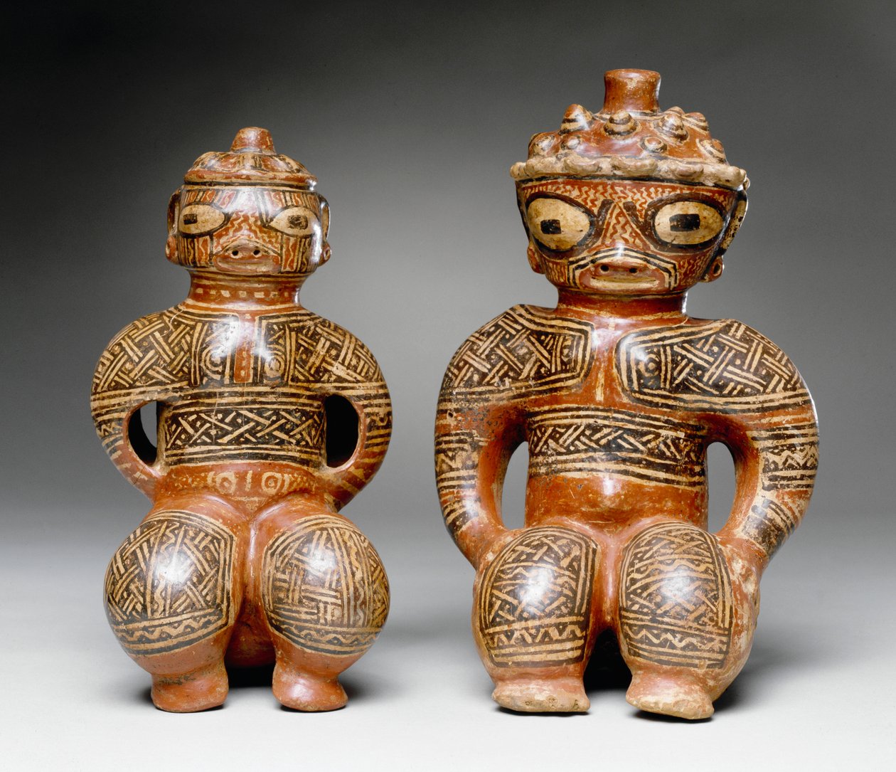 Dvě sedící postavy, Nosara, Nicoya, 800-1100 (keramika) od Mesoamerican
