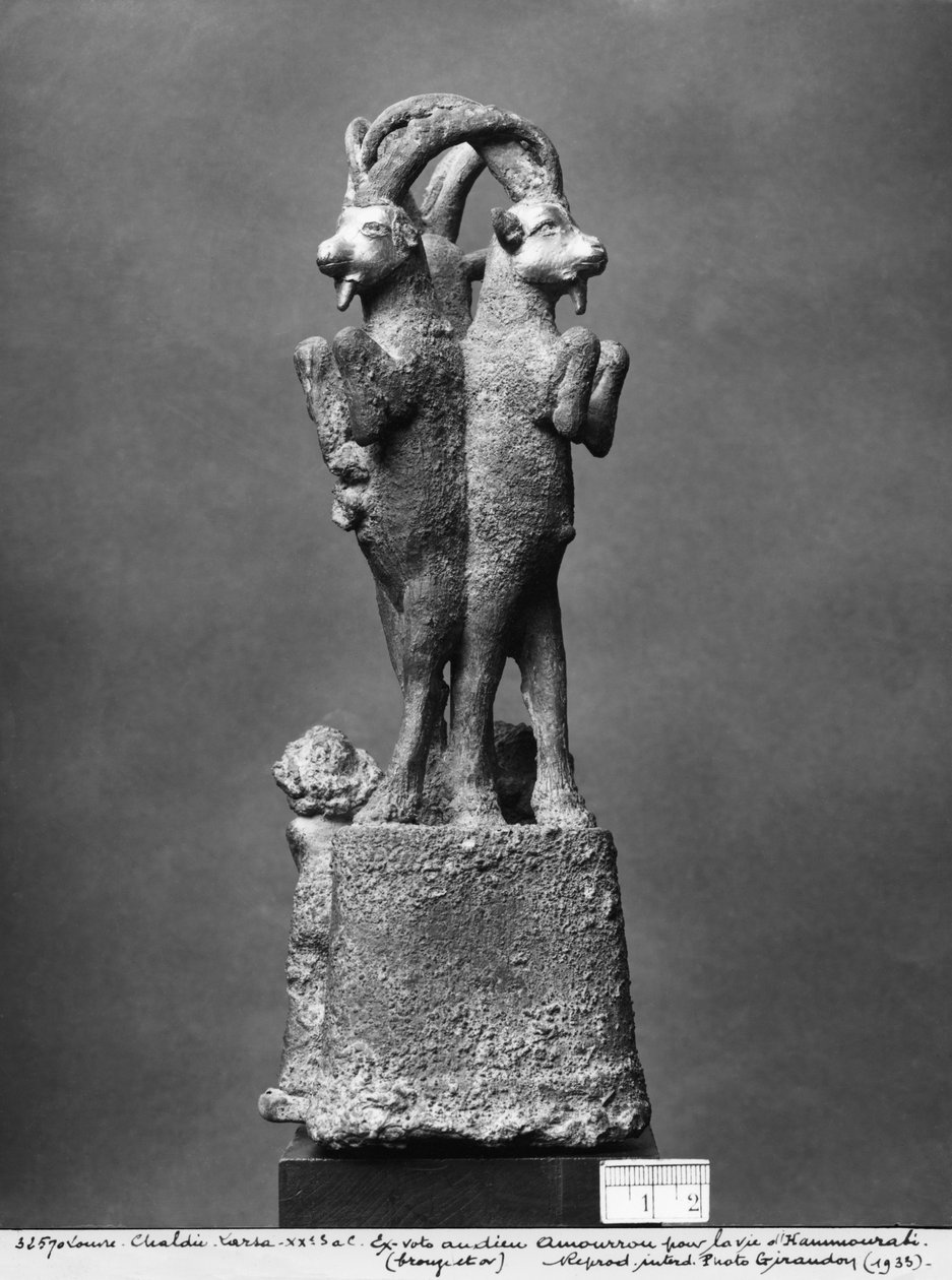 Stojan na pohár tvořený třemi kozorožci, pohled zezadu, cca 1750 př. n. l. (bronz a zlato) (viz také 286953) od Mesopotamian