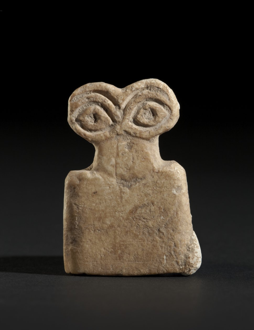Amulet s idolem oka, cca 3500 př. n. l. (sádra) od Mesopotamian