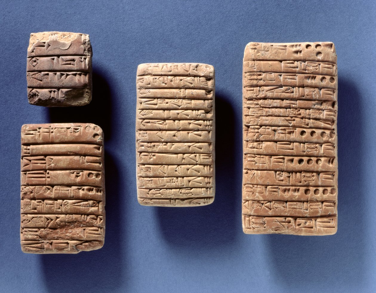 Čtyři tablety zaznamenávající smlouvy, Akkadian, cca 2400-2200 př.nl (pálená hlína) od Mesopotamian