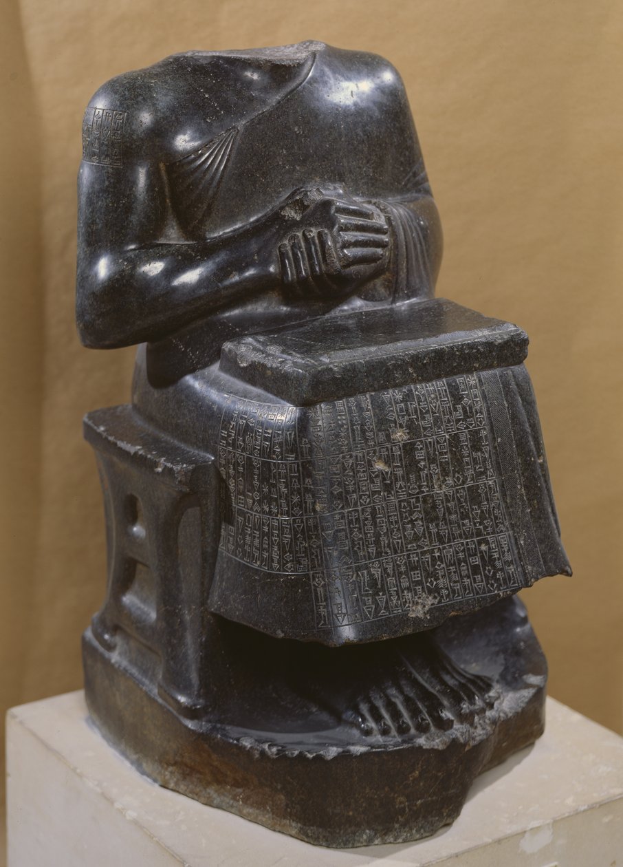 Gudea, kníže z Lagaše, zasvěcený bohu Ningirsu, zvaný Architekt s plány, cca 2120 př. n. l. (diorit) od Mesopotamian