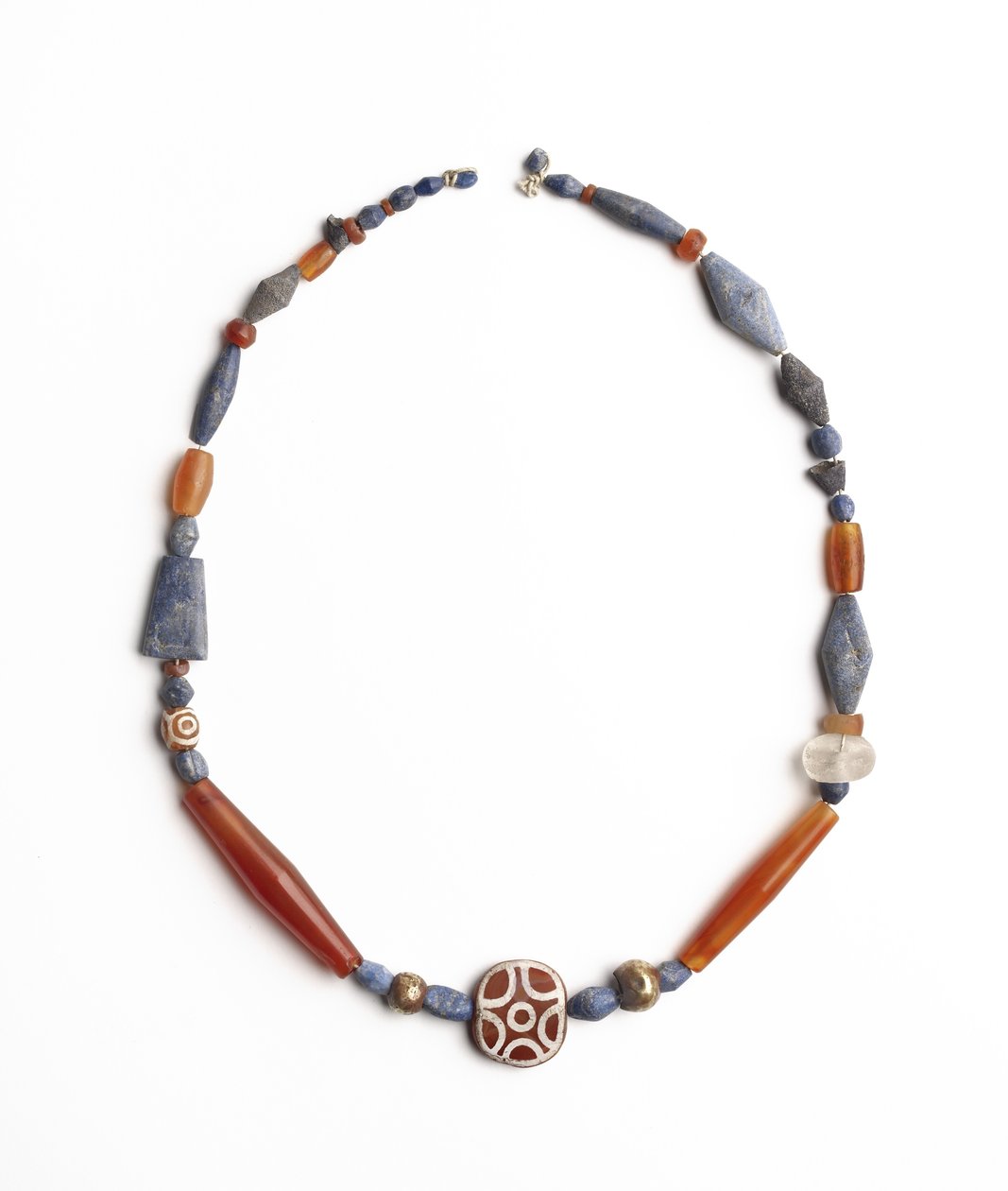 Náhrdelník z Kish, Irák, cca 2500 př. n. l. (lapis lazuli, kornelian a leptaný kornelian) od Mesopotamian