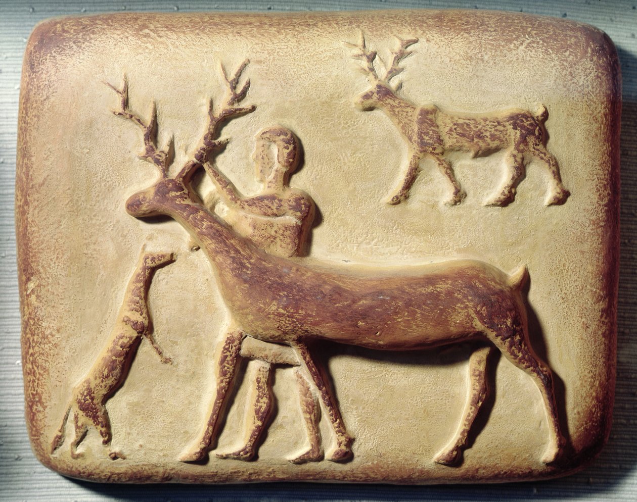 Malovaný reliéf zobrazující muže s jelenem, z Mari, Střední Eufrat od Mesopotamian