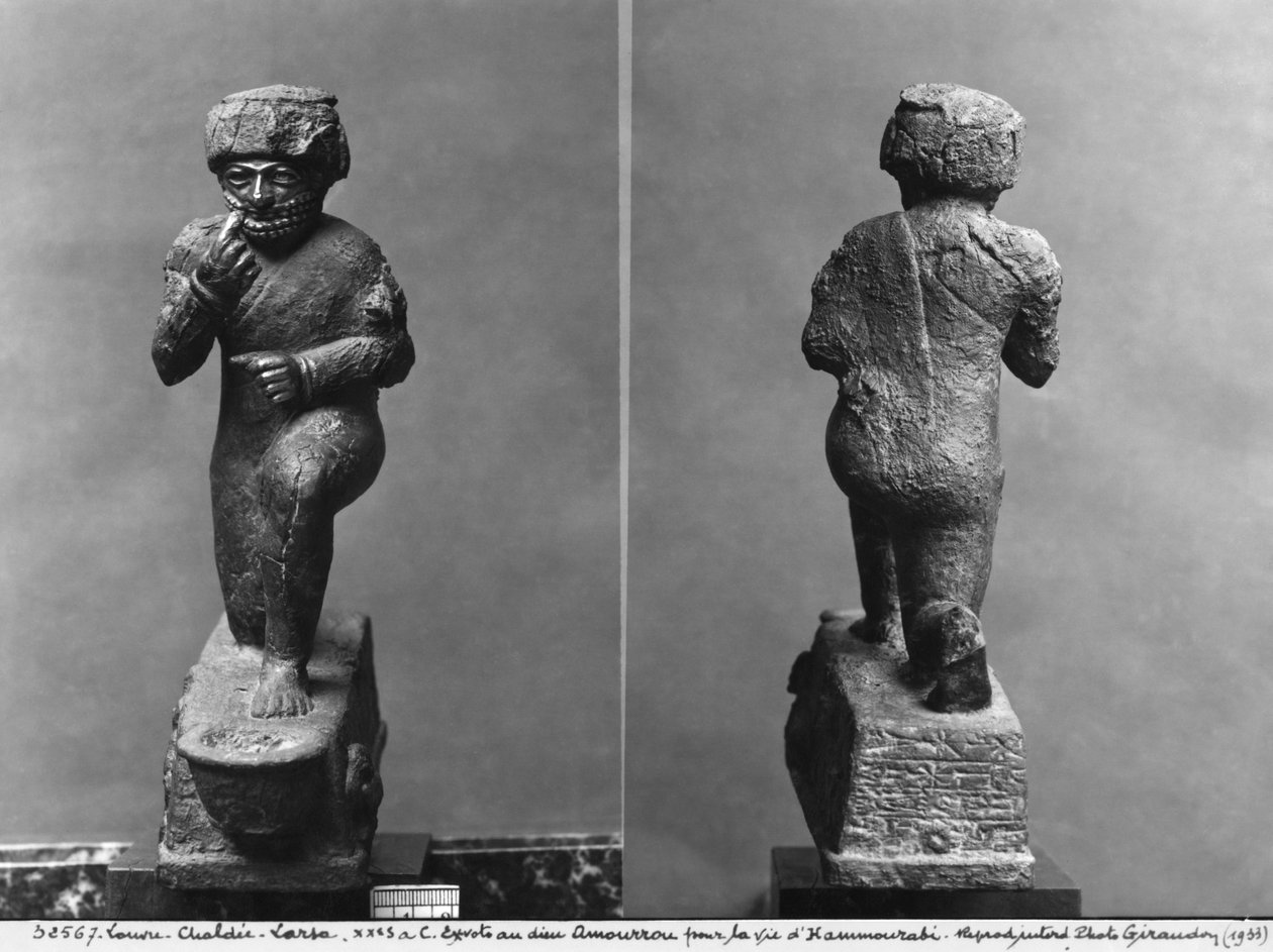 Uctívač Larsy, pohled zepředu a zezadu, známý také jako král Hammurabi, který se modlí před posvátným stromem, kolem roku 1750 př. n. l. (bronz a zlato) (viz také 286951) od Mesopotamian