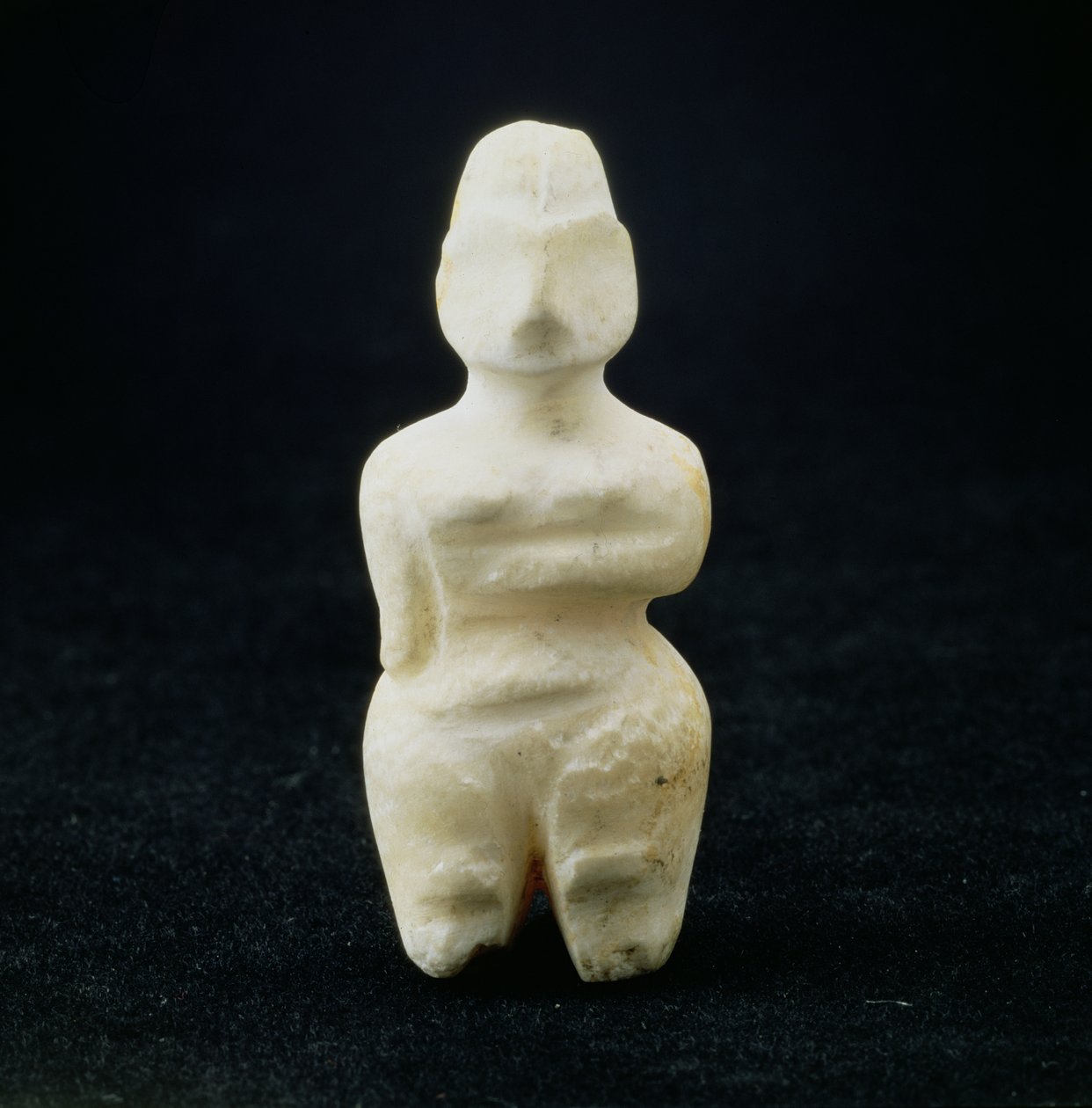 Ženská figurka z nekropole Tell es-Sawwan, střední Mezopotámie, cca 5800-5500 př. n. l. (alabastr vykládaný bitumenem) od Mesopotamian