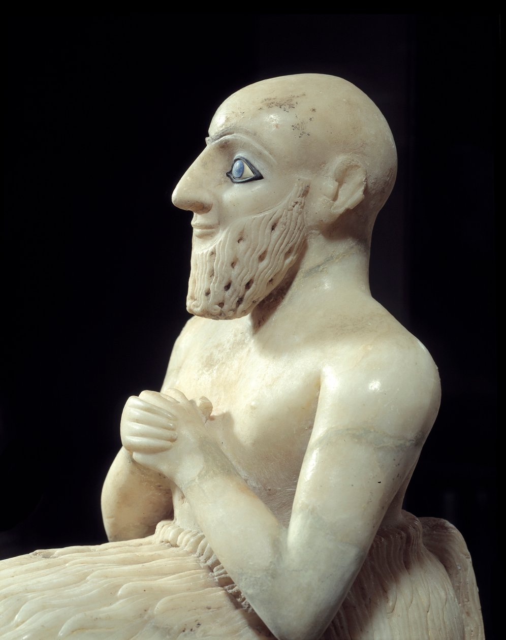 Umění Mezopotámie: Socha intendanta Ebih-ila. Socha albastra, lastury, lapis-lazuli a břidlice, kolem 2500 př.nl (období Sumeru, kolem 2900-2200 př.nl). Od Mari. Výška: 0,525m. Paříž, muzeum Louvre od Mesopotamian