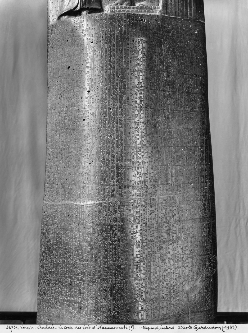 Zákoník Hammurabi, detail sloupcového nápisu týkajícího se sbírky exemplárních rozsudků vynesených Hammurabim, králem babylonským, nalezené v Susách, kolem roku 1750 př. n. l. čedič viz také 286950, 286955 bw phot od Mesopotamian