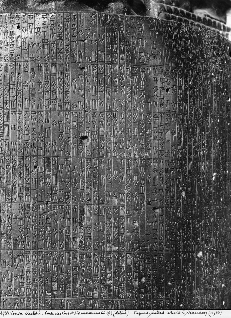 Zákoník Hammurabi, detail sloupcového nápisu týkajícího se sbírky exemplárních rozsudků vynesených Hammurabim, babylonským králem, nalezené v Susách, kolem roku 1750 př. n. l. čedič viz také 286949 bw foto od Mesopotamian