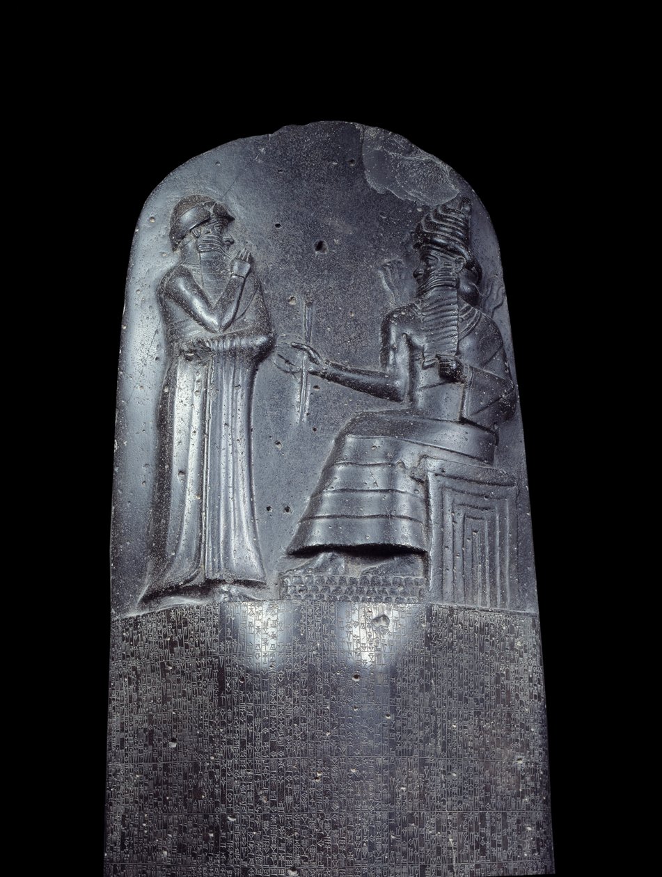 Mezopotámie: stéla v dioritu kodexu zákonů Hammurabi (nebo Hammourabi). Je pokryta klínovými nápisy a na jejím vrcholu stojí král Hammurabi před bohem slunce Mezopotámie Šamašem, božským Spravedlností. Je to jeden z nejstarších kusů o od Mesopotamian