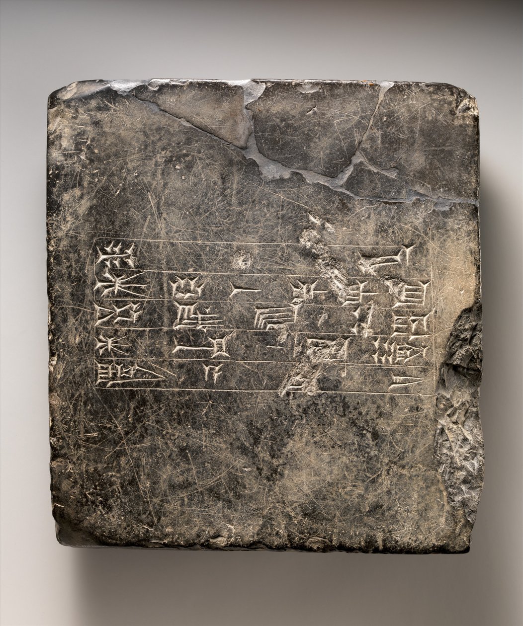 Kassitská klínová deska se sumerským dedikačním(?) nápisem z Ekuru, cca 16.–15. století př. n. l. (černý mramor) od Mesopotamian Mesopotamian
