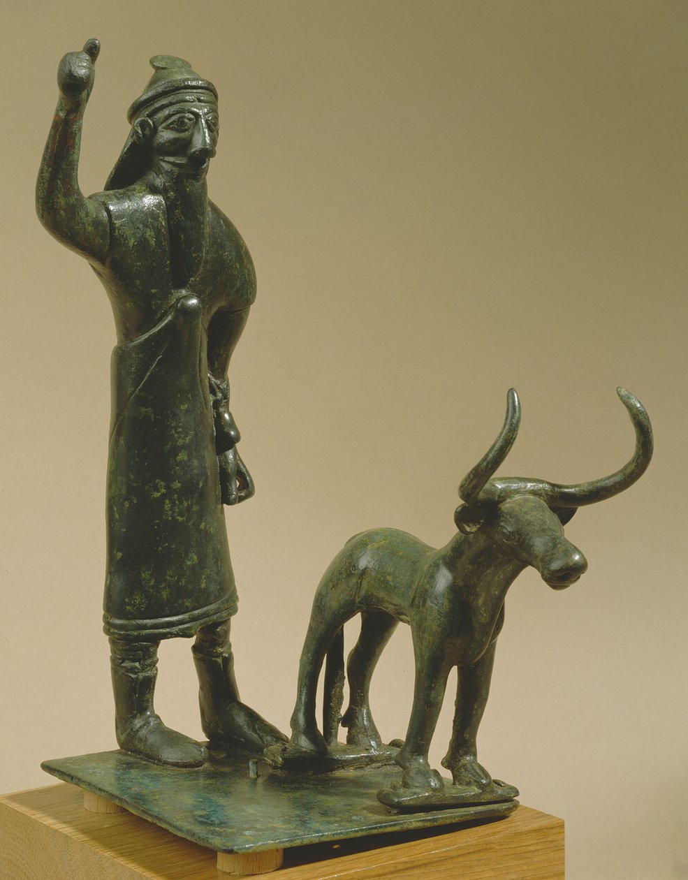 Muž s býkem, z Uru, období Hammurabi, cca 1800-1600 př.nl (bronz) od Mesopotamian Mesopotamian