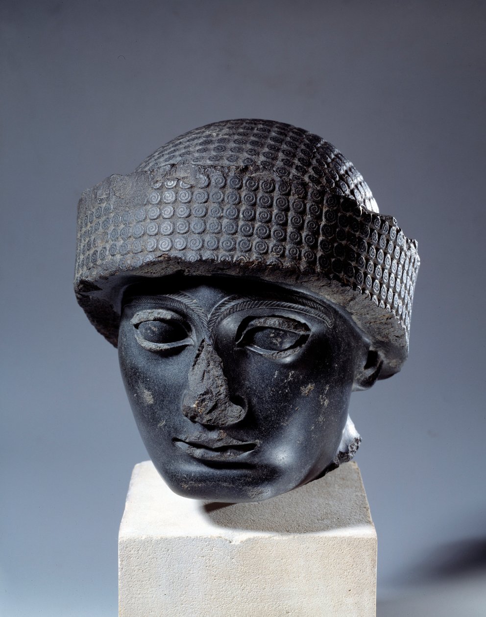 Mezopotámie: hlava v dioritu bez nápisu Gudea, guvernér města Lagash. Kolem roku 2120 před naším letopočtem. Novosumerské období (asi 2150-2000 př. Kr.). Paříž, muzeum Louvre od Mesopotamian Mesopotamian