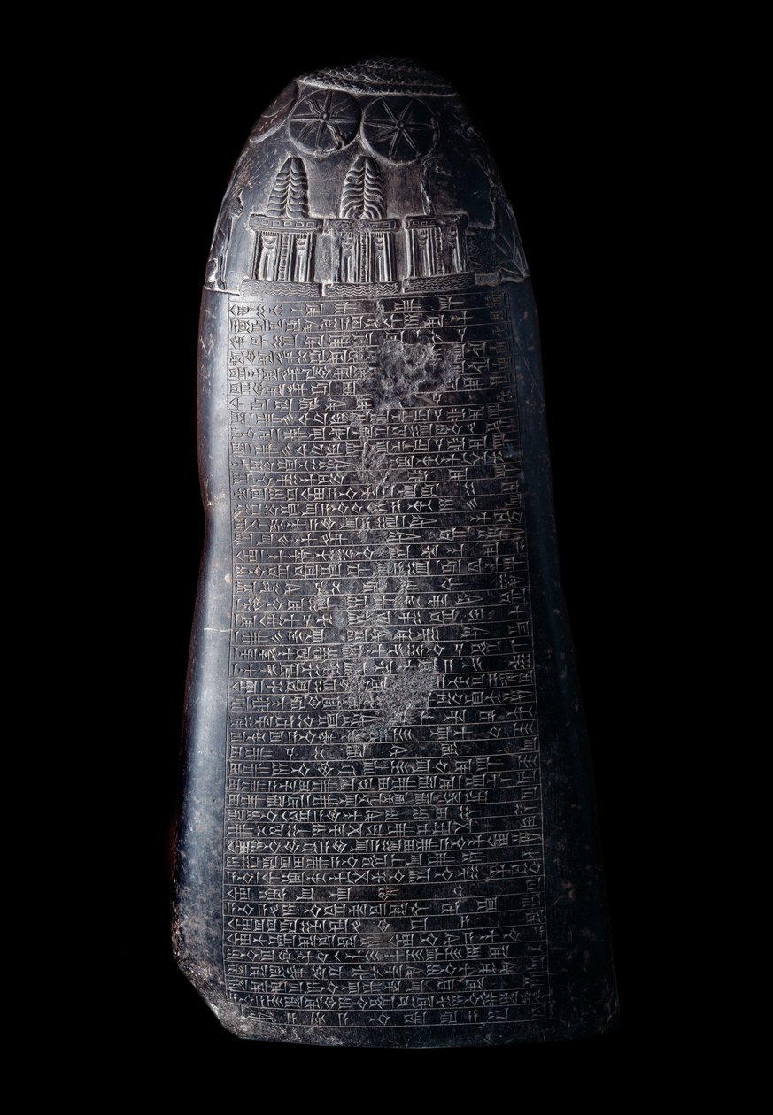 Mezopotámie: kudurru v černém vápenci od krále Marduka sapik zari (Marduk-sapik-zari) (1082-1070 př. n. l.) (stéla používaná jako podpora pro darování půdy kassitskými vládci Babylonu členům rodiny nebo vysokým hodnostářům). Nápis je v klínovém písmu od Mesopotamian Mesopotamian