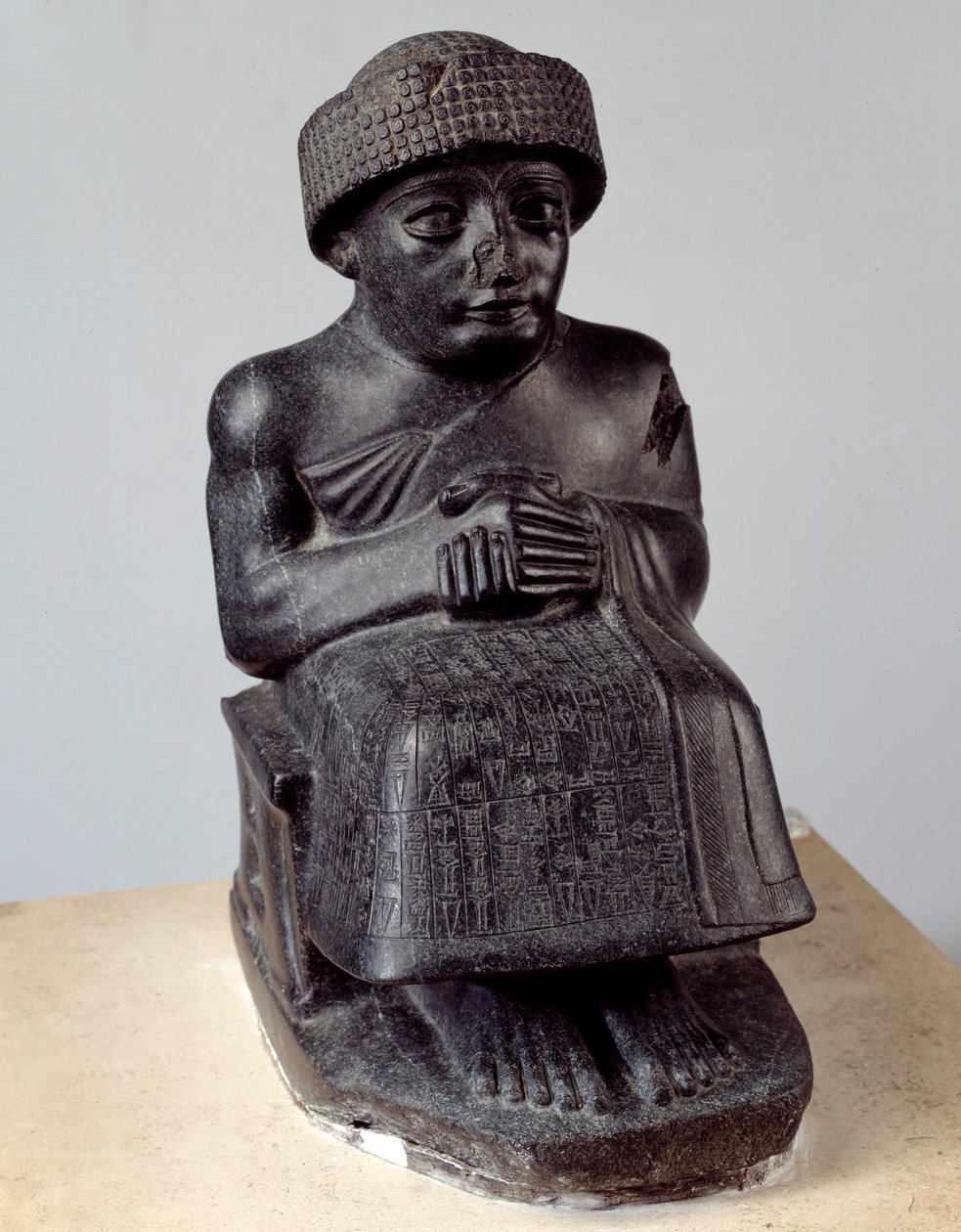 Mezopotámie: socha boha Ningishzida představující sedícího Gudeu, prince z Lagaše. Novosumerské období (asi 2150-2000 př. Kr.). Paříž, muzeum Louvre od Mesopotamian Mesopotamian
