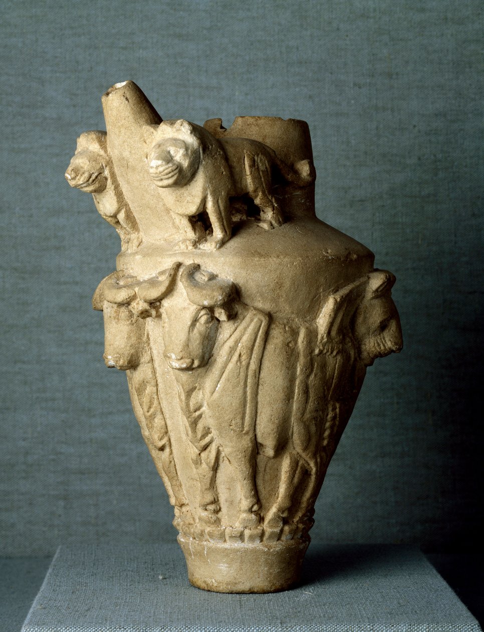 Mezopotámské umění: rituální vápencová váza s býky a lvy. Slunce. h. 30,2 cm Z místa Uruk (nebo Uruk), Irák. Bagdád, Archeologické muzeum od Mesopotamian Mesopotamian