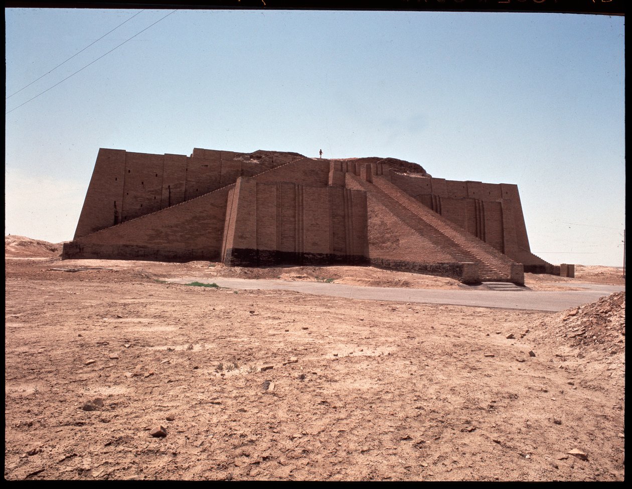 Pohled na rekonstruovaný zikkurat, 2050 př.nl od Mesopotamian Mesopotamian