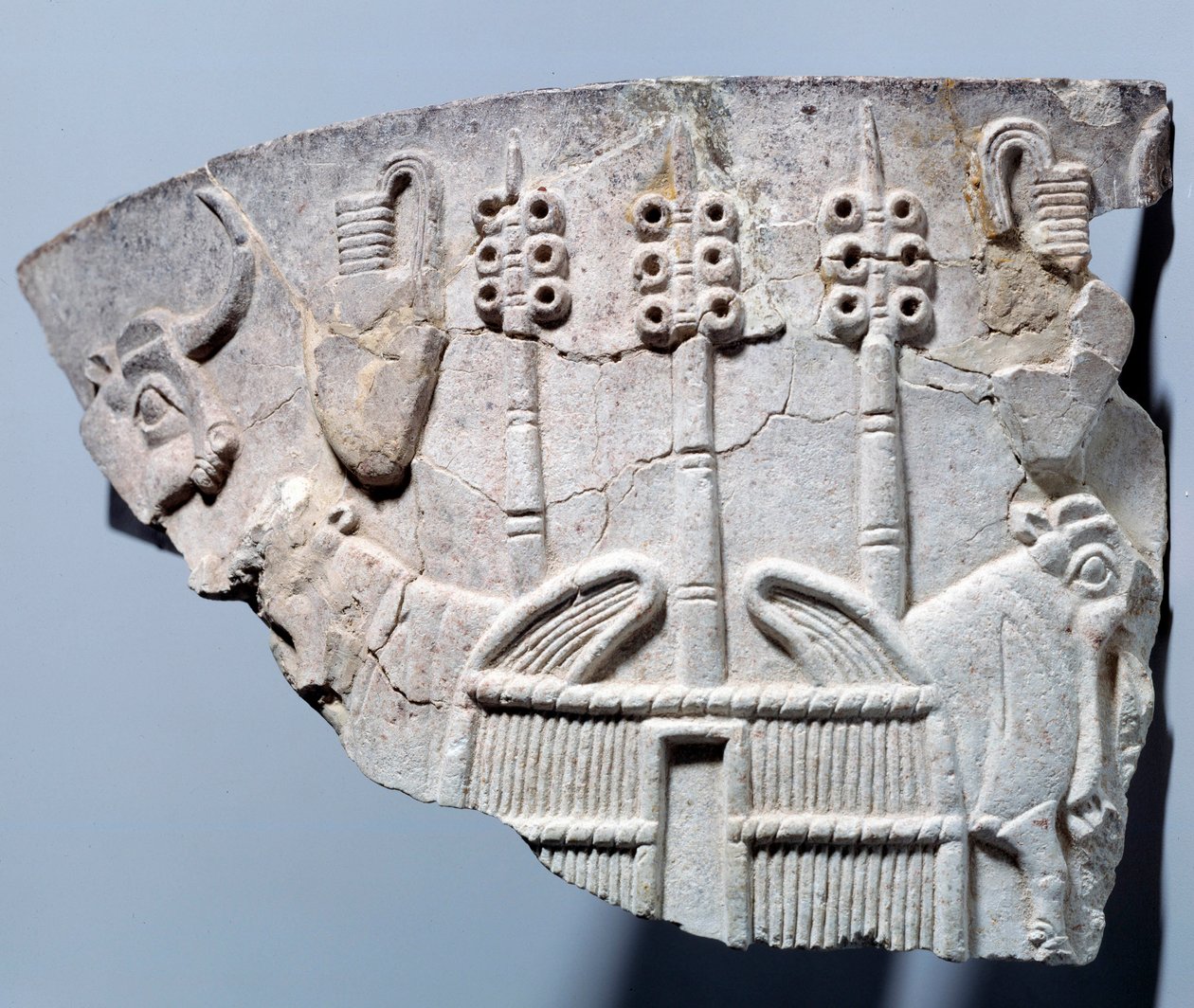 Mezopotámie: reliéfní scéna stáje na fragmentu vázy vyřezávané ve stylu Uruku. Region Sumer. 3300 před naším letopočtem. Paříž, muzeum Louvre od Mesopotamian School