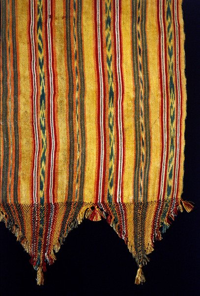 Detail reboza, konec 19. století (hedvábí, bavlna, přírodní barviva a zlaté nitě) od Mexican School