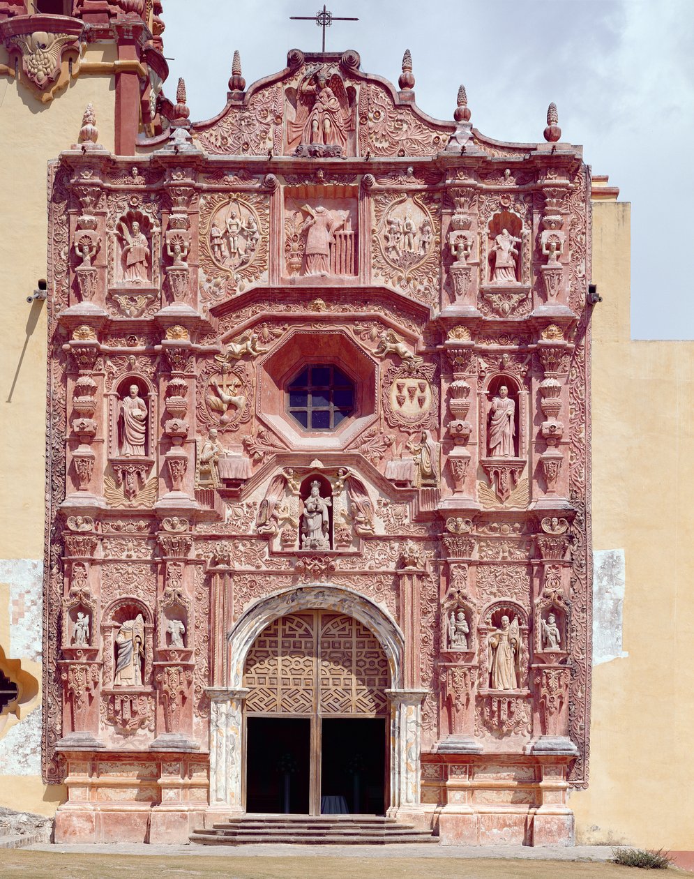Fasáda františkánského misijního kostela Santa Maria del Agua de Landa, 1760-78 od Mexican School