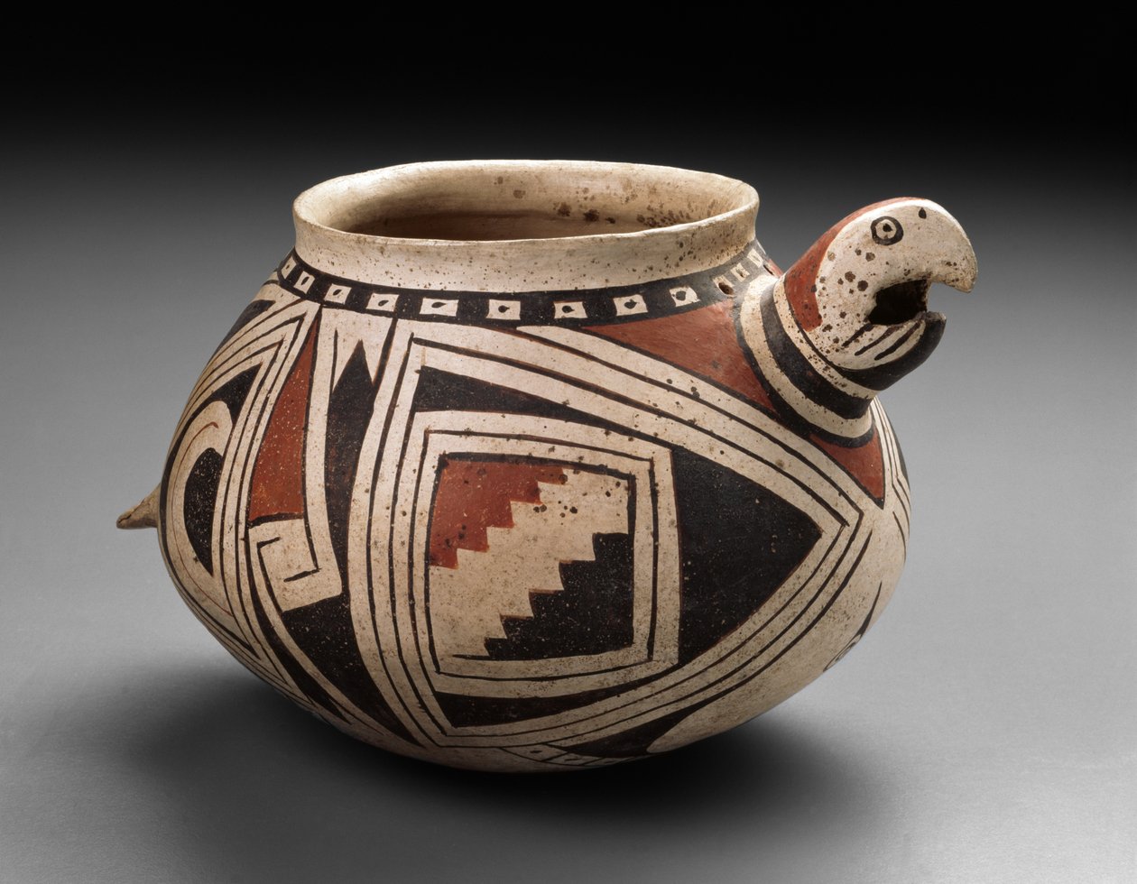 Miska pro ara Mogollon, Tardio Period, 1300-50 (hliněné nádobí s polychromovanou malbou) od Mexican School