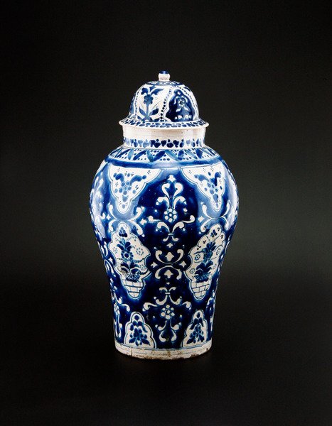 Talavera džbán, konec 19. století (malovaná a glazovaná kamenina) od Mexican School