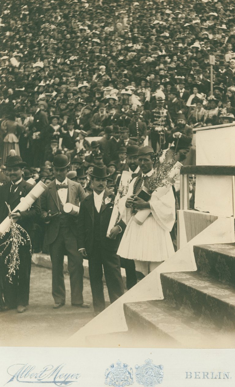 Olympijské hry, 1896; Spyros Louis je fotografován společně s dalšími olympijskými vítězi během med ... od Meyer Albert