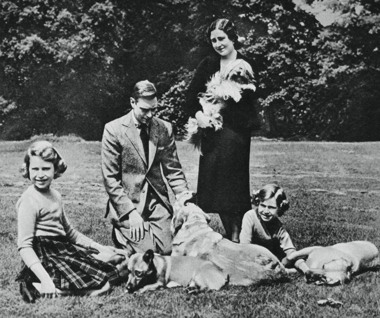 Královská rodina jako šťastná skupina milovníků psů, 1937. od Michael Chance
