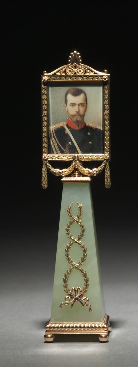 Zarámovaná miniatura: Portrét cara Nicholase II., firma Peter Carl Fabergé (1846-1920), miniatura malovaná Johannesem Zehngrafem (1857-1908), před rokem 1896 (zlato, nefrit, rubíny, kvaš, slonovina, sklo) (viz také 499673 & 499674) od Michael Evlampievich Perkhin