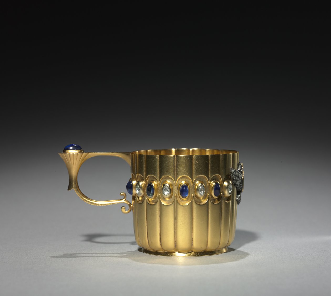 Miniaturní pohár, firma Peter Carl Fabergé (1846-1920), před rokem 1896 (zlato, diamanty, safíry) od Michael Evlampievich Perkhin