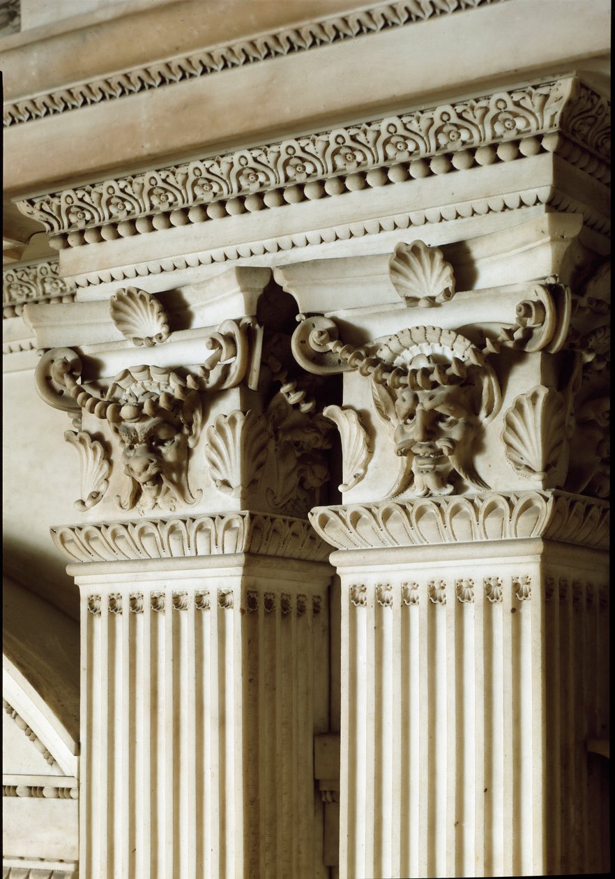 Alegorie dne a noci: detail sloupů a hlavic. Mauzoleum Giuliano de Medici. Mramorová socha od Michelangelo Buonarroti