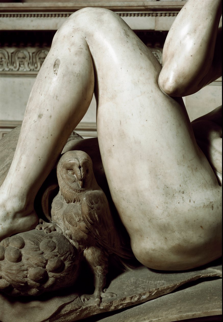 Alegorie dne a noci: detail noci. Mauzoleum Giuliano de Medici. Mramorová socha od Michelangelo Buonarroti