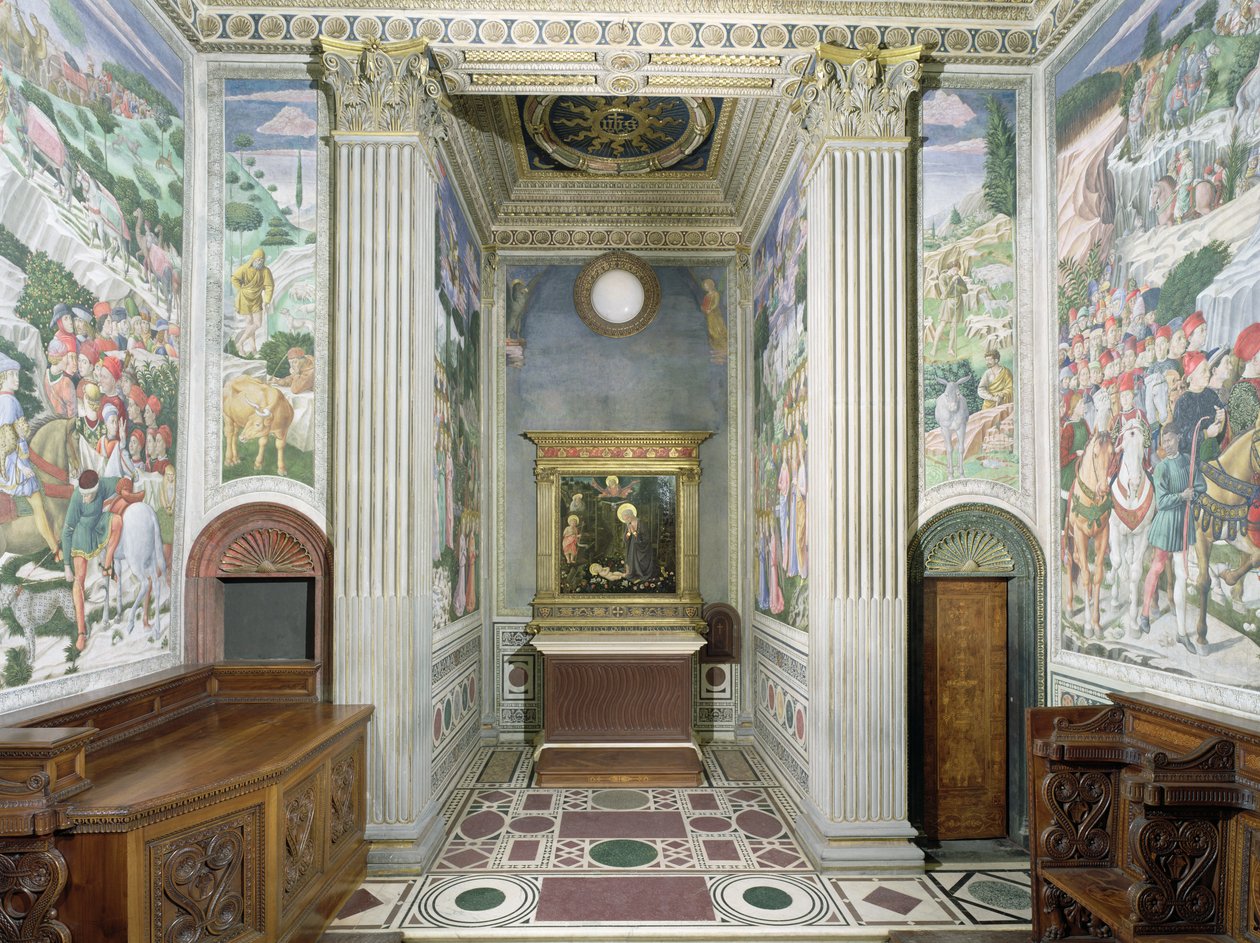 Interiér kaple s freskami od Benozza Gozzoliho (1420-97) kolem 1460 od Michelozzo di Bartolommeo