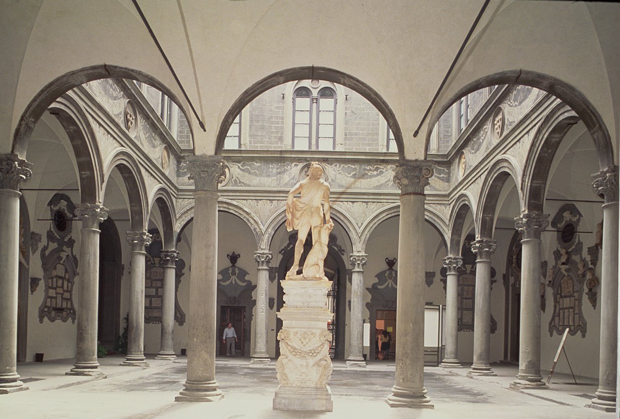 Interiér sochařského soudu od Michelozzo di Bartolommeo