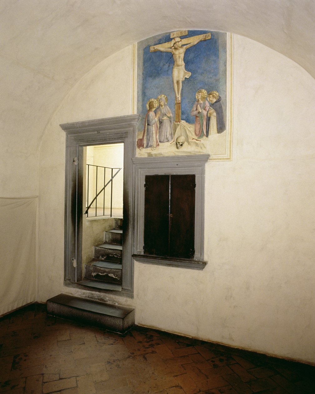 Pohled na mnišskou celu vyzdobenou „Ukřižováním se svatými“ od Fra Angelica (1387-1455) od Michelozzo di Bartolommeo