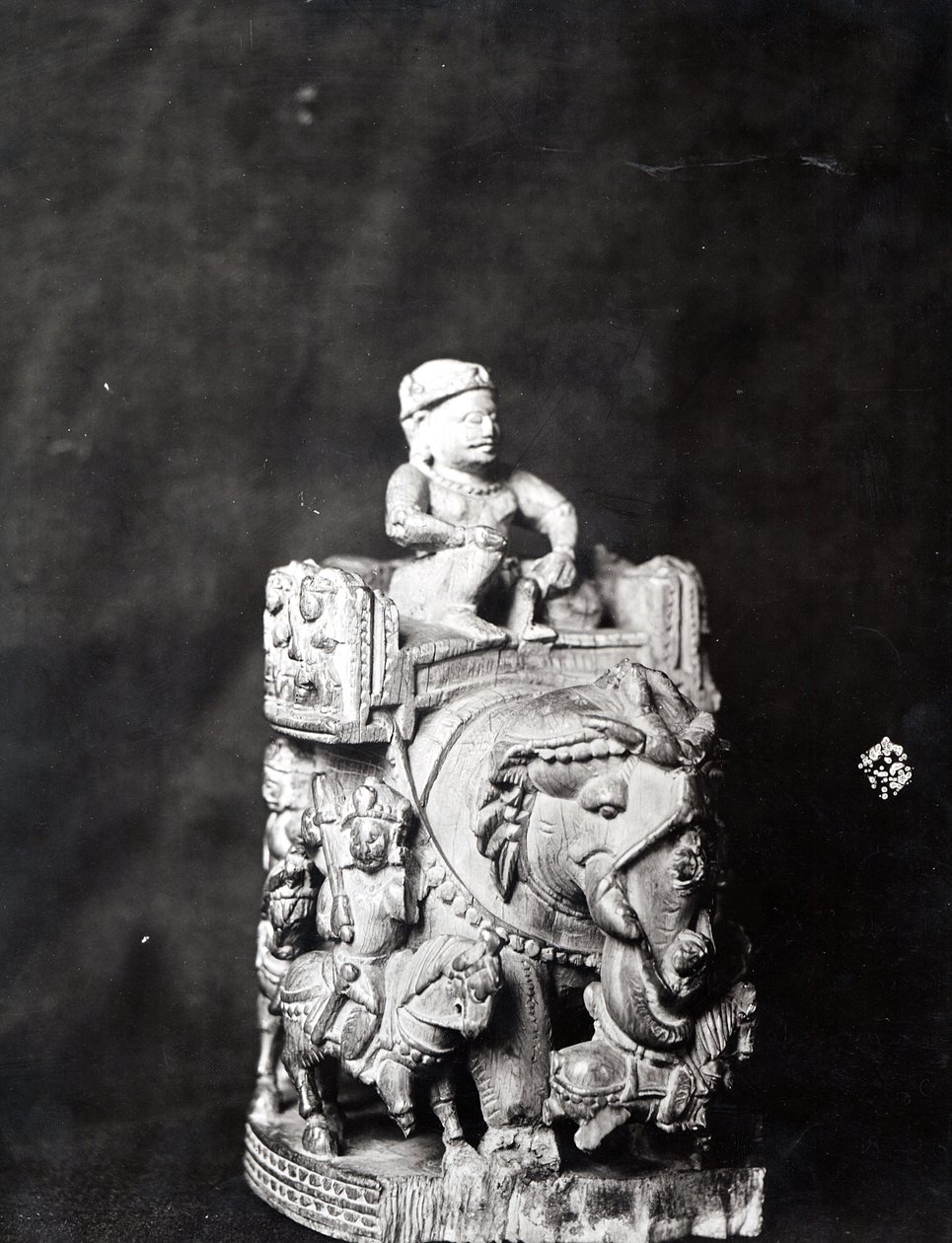 Sloní šachová figurka, dlouho považovaná za figurku z „Šachovnice Karla Velikého“ od Middle Eastern