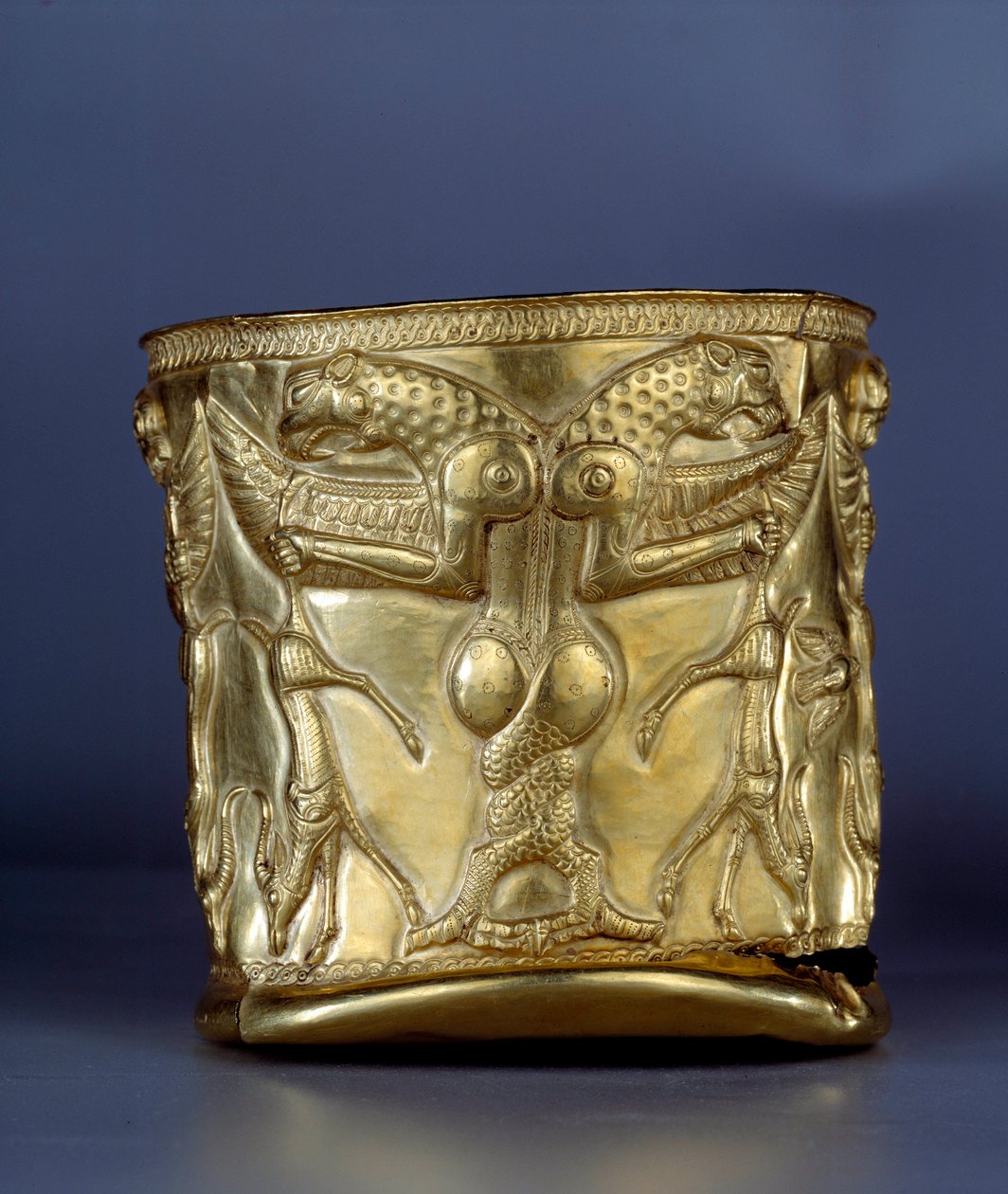 Ancient Art Oriental: Electrum pohár představující monstrum s propletenými skleníky, asi 1200 př.nl. Ze severního Íránu. Paříž, Musee du Louvre od Middle Elamite Period