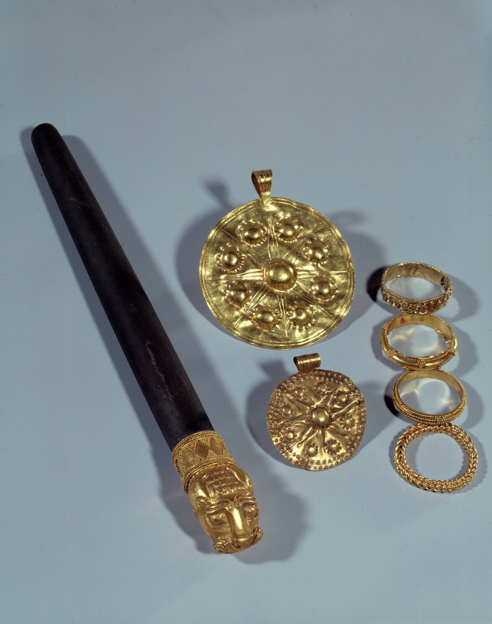 Brusný kámen a granulační kroužky. Z místa Susa, Írán jihozápadně. 1150 před naším letopočtem. Paříž, muzeum Louvre od Middle Elamite Period
