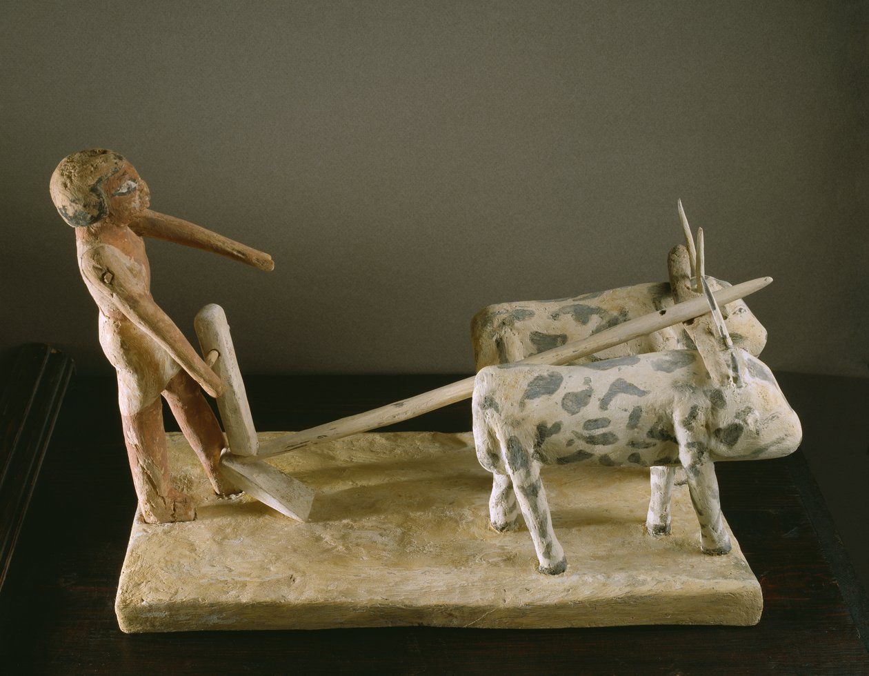 Pohřební model oráče vedoucího svůj pluh tažený dvěma voly (lakované dřevo) od Middle Kingdom Egyptian