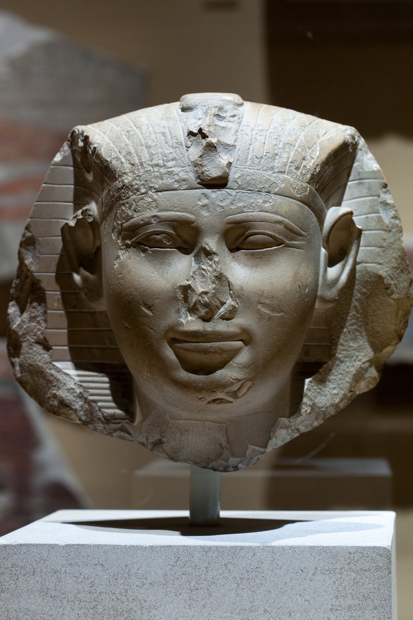 Hlava krále, možná Seankhkare Mentuhotep III, cca 2000–1988 př. n. l. (vápenec) od Middle Kingdom Egyptian